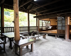 人気のいろり小屋